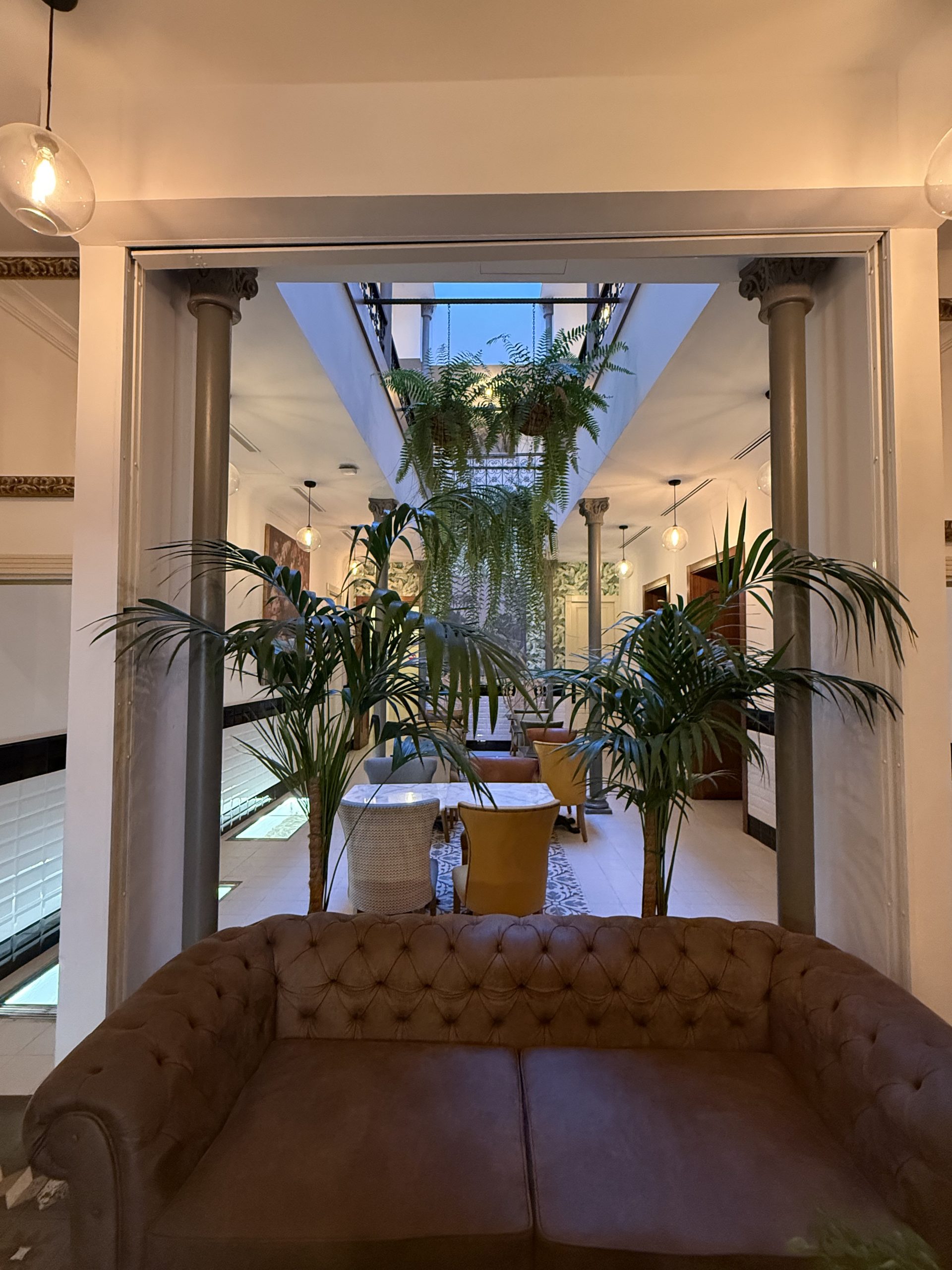 Warum viele starke Frauen im Ausland niemanden haben, mit dem sie wirklich sprechen